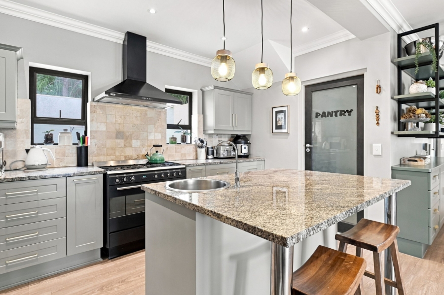5 Bedroom Property for Sale in Stonehurst Mountain Estate Western Cape